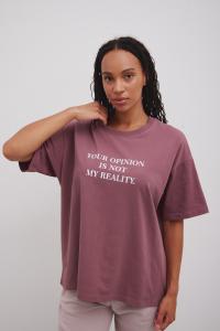 Tshirt typu oversize z NADRUKIEM w kolorze DUSTY PLUM - QUOTES OPINION-UNI