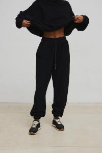 Spodnie jogger o DELIKATNEJ STRUKTURZE w kolorze TOTALLY BLACK - AUSTIN-S