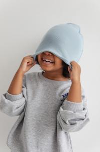 MINI czapka z delikatnego prążka w kolorze POWDER BLUE - TRAVIS MINI
