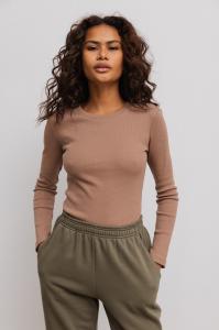 Dopasowany top z prążkowanej dzianiny w kolorze MOCCA - MOODY-XL