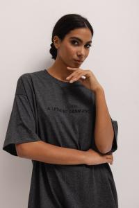 T-shirt typu oversize z HAFTEM w kolorze GRAPHITE - EAZY-M/L