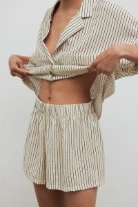 Szorty z wiskozy w paski w kolorze LIGHT BEIGE - SHELLY-M