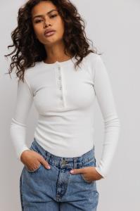 Dopasowany top z dekoltem na zatrzaski w kolorze CLASSIC WHITE - MOODY NAP-XL