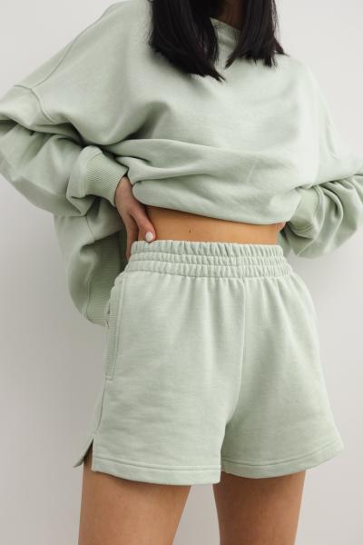 Szorty z dzianiny dresowej w kolorze MILKY GREEN - LE PETIT-L