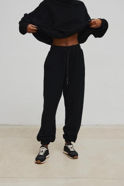Spodnie jogger o DELIKATNEJ STRUKTURZE w kolorze TOTALLY BLACK - AUSTIN-M