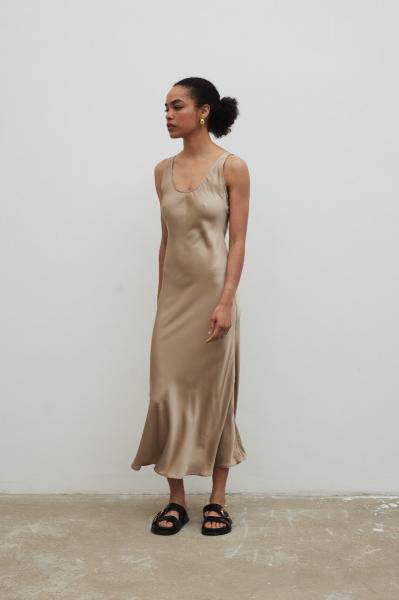 Satynowa sukienka na ramiączkach w kolorze BEIGE- ILUSION-XS