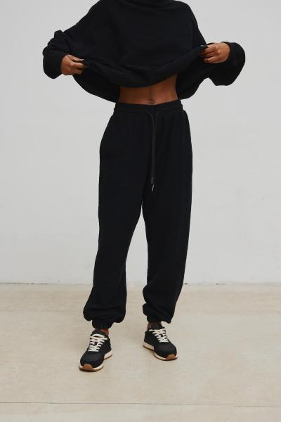 Spodnie jogger o DELIKATNEJ STRUKTURZE w kolorze TOTALLY BLACK - AUSTIN-XS