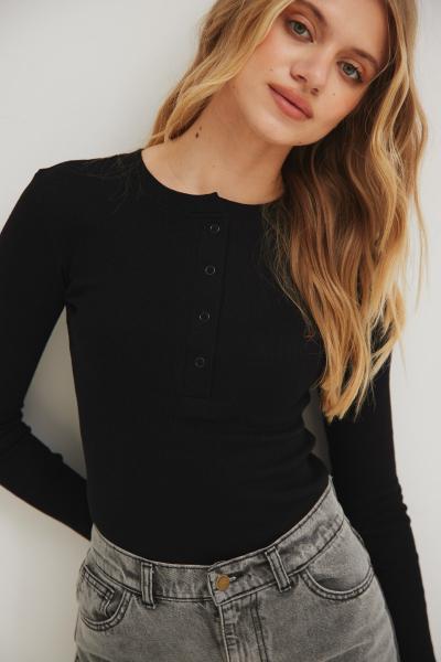 Dopasowany top z dekoltem na zatrzaski w kolorze BLACK - MOODY NAP-XL