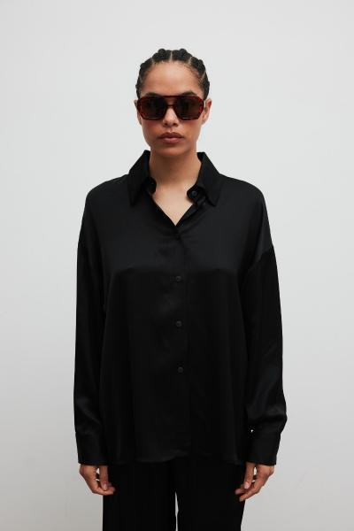Luźna koszula z satyny w kolorze TOTALLY BLACK - LACERTA-M/L