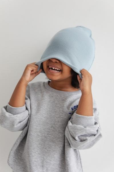 MINI czapka z delikatnego prążka w kolorze POWDER BLUE - TRAVIS MINI-UNI