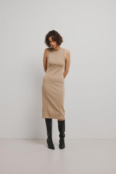 Dopasowana sukienka bez rękawów w kolorze BEIGE - TARMA-M